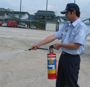 消火器の薬剤を出している写真